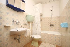 Kúpeľňa v ubytovaní Apartments by the sea Basina, Hvar - 8749 + 27 fotografií