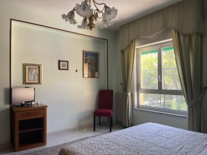1 dormitorio con 1 cama, 1 silla y 1 ventana en Il viandante, en Olivarella