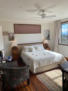 una camera da letto con un letto e un ventilatore a soffitto di Bali with a twist a Nelson