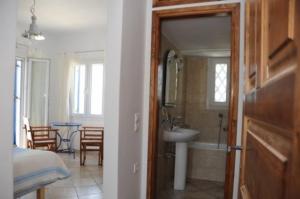 A bathroom at Beach House in Tinos island