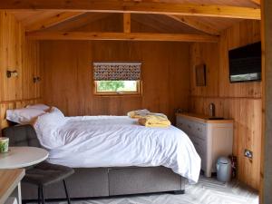 Giường trong phòng chung tại Lapwing Luxury Hen Hut