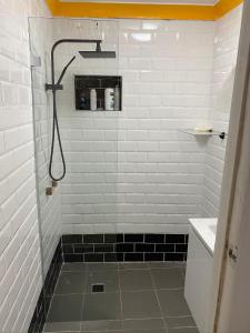 W łazience znajduje się prysznic i umywalka. w obiekcie Central of CBD w mieście Sydney