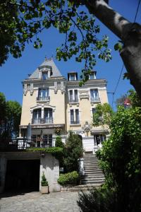 een groot geel gebouw met een trap ervoor bij Hôtel Terminus in Cahors