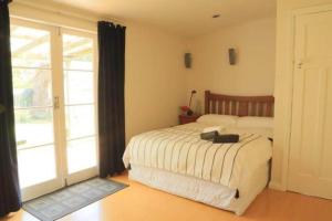 Postel nebo postele na pokoji v ubytování Blackfern cottage