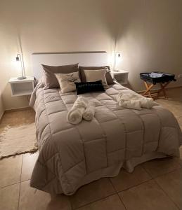 - une chambre avec un grand lit et des serviettes dans l'établissement 9 de Julio Apart, à Concepción del Uruguay