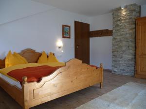 Кровать или кровати в номере Familiengasthof St. Wolfgang