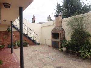 un patio al aire libre con chimenea de ladrillo en un edificio en Córdoba Alquila Alto Alberdi en Córdoba