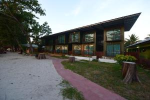 - un bâtiment sur la plage avec un chemin en face dans l'établissement Delta Chenang Resort, à Pantai Cenang