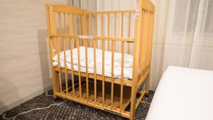 a wooden crib in a corner of a room at JR-East Hotel Mets Kawasaki in Kawasaki