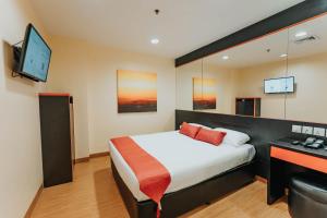 Tempat tidur dalam kamar di Hotel 81 Heritage