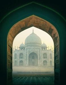 uma vista de um edifício através de um arco em HN Palace homestay em Agra