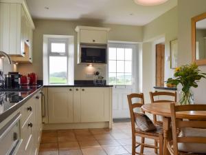 Кухня или кухненски бокс в Lupton Hall Cottages