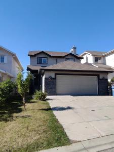 una casa con garaje frente a una entrada en lovely home, en Calgary