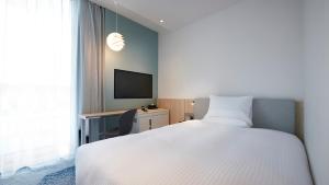Llit o llits en una habitació de JR-East Hotel Mets Sapporo