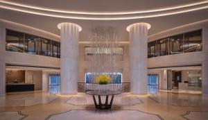 een grote lobby met een kroonluchter in een gebouw bij Grand Hyatt Beijing in Beijing