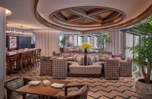 un restaurant avec des tables et des chaises et un plafond dans l'établissement Grand Hyatt Beijing, à Pékin