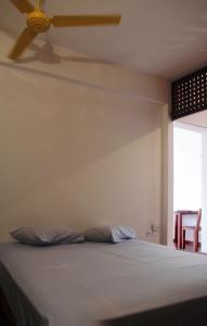 Schlafzimmer mit einem Bett und einem Deckenventilator in der Unterkunft Paz Apartment in Mindelo