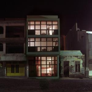 ein Gebäude mit vielen Fenstern in der Nacht in der Unterkunft Paz Apartment in Mindelo