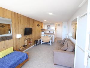 een woonkamer met een bed en een bank bij Studio Chamrousse, 1 pièce, 4 personnes - FR-1-549-111 in Chamrousse