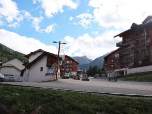 a street in a town with buildings and mountains at Appartement Les Orres, 2 pièces, 6 personnes - FR-1-322-490 in Les Orres
