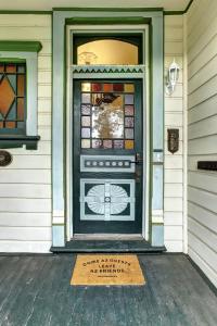 una puerta en una casa con un cartel delante en Golden Dreams Inn, en Grass Valley