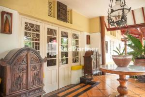 a room with a table and a white door and a table at Monginsidi Guest House Syariah Malioboro Yogyakarta Mitra RedDoorz in Yogyakarta