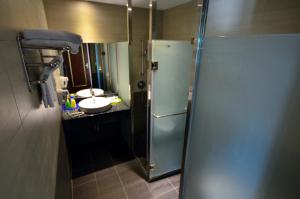 un piccolo bagno con lavandino e frigorifero di Howard Kenting Wonder House a Kenting