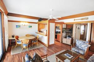 Η κουζίνα ή μικρή κουζίνα στο Partial Oceanview 1BR at Kiahuna Plantation Unit 311