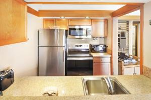 Η κουζίνα ή μικρή κουζίνα στο Partial Oceanview 1BR at Kiahuna Plantation Unit 311