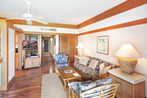 Η κουζίνα ή μικρή κουζίνα στο Partial Oceanview 1BR at Kiahuna Plantation Unit 311