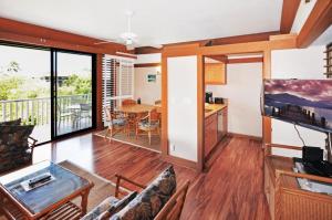 Χώρος καθιστικού στο Partial Oceanview 1BR at Kiahuna Plantation Unit 311