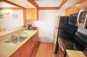 Η κουζίνα ή μικρή κουζίνα στο Partial Oceanview 1BR at Kiahuna Plantation Unit 311
