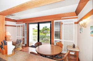 Χώρος καθιστικού στο Partial Oceanview 1BR at Kiahuna Plantation Unit 311