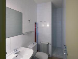 un baño con inodoro y lavabo en Apartamentos Montserrat Abat Marcet, en Montserrat