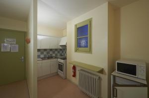 Una cocina o zona de cocina en Apartamentos Montserrat Abat Marcet