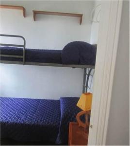 1 dormitorio con 2 literas y lámpara en Departamento San Martin Frente Playa, en Viña del Mar