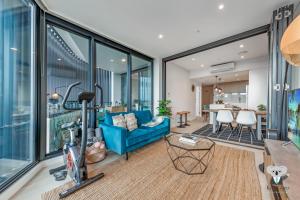 Posezení v ubytování KozyGuru | Wentworth Point | 2 Beds stylish APT + Free Parking