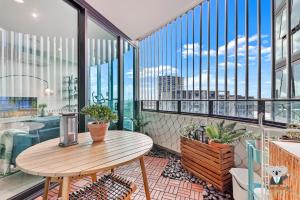 Balkón nebo terasa v ubytování KozyGuru | Wentworth Point | 2 Beds stylish APT + Free Parking