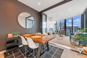 Posezení v ubytování KozyGuru | Wentworth Point | 2 Beds stylish APT + Free Parking