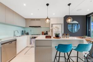 Kuchyň nebo kuchyňský kout v ubytování KozyGuru | Wentworth Point | 2 Beds stylish APT + Free Parking + 2 fotografie