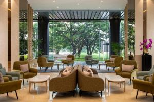 een wachtkamer met twee mensen op stoelen bij Trembesi Hotel in Serpong
