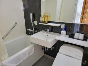 y baño con lavabo, aseo y bañera. en Hotel Osaka Castle, en Osaka