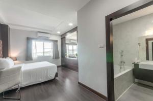 Postel nebo postele na pokoji v ubytování Eastpana Hotel - SHA Extra Plus