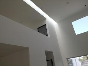 a room with white walls and large windows at Casa Grande y Comoda cerca de Zona Industrial in San Luis Potosí