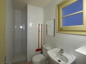 Un baño blanco con inodoro y lavabo. en Apartamentos Montserrat Abat Marcet, en Montserrat 33 fotos más