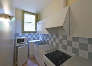Una cocina o zona de cocina en Apartamentos Montserrat Abat Marcet
