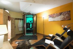 una habitación con un gimnasio con cinta de correr en Hotel Vajolet, en San Cassiano