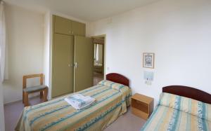 Cama o camas de una habitación en Apartamentos Montserrat Abat Marcet