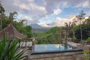 a swimming pool with a view of a mountain at Pondok Nyoman in Bedugul