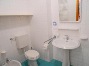 La salle de bains est pourvue de toilettes et d'un lavabo. dans l'établissement Villa Coloatto, à Grado